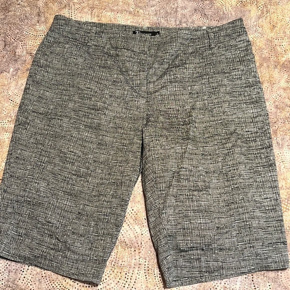 New York and Company size 12 Bermuda shorts - Picture 1 of 5